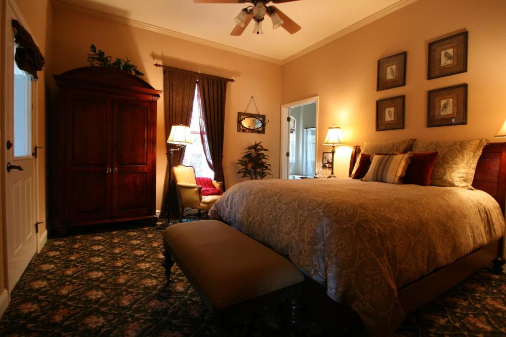Queen Suite with Spa Bath interior