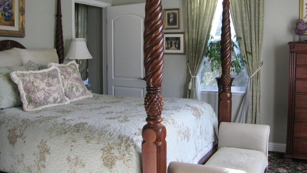 Deluxe Queen Room interior