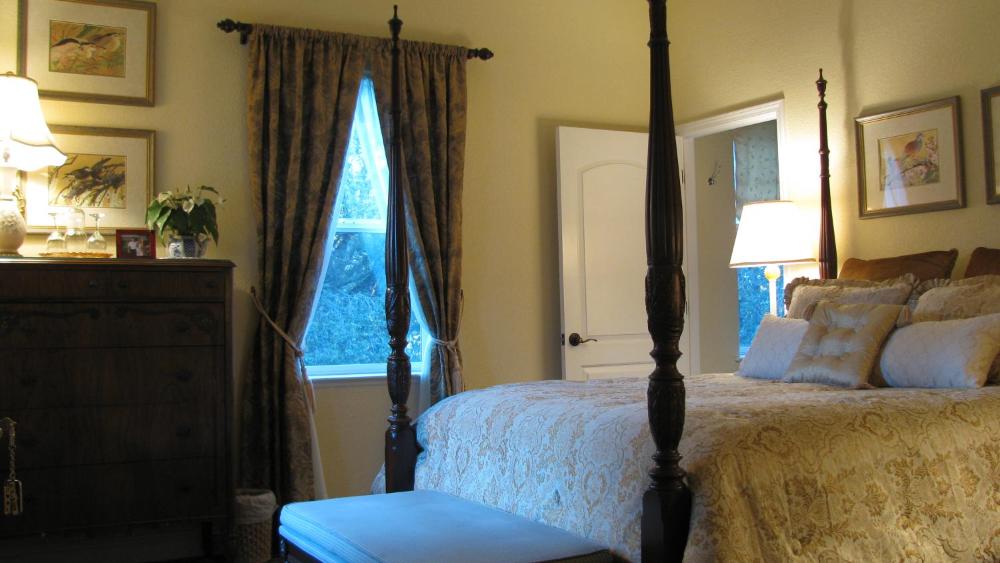 Queen Room with Garden View interior
